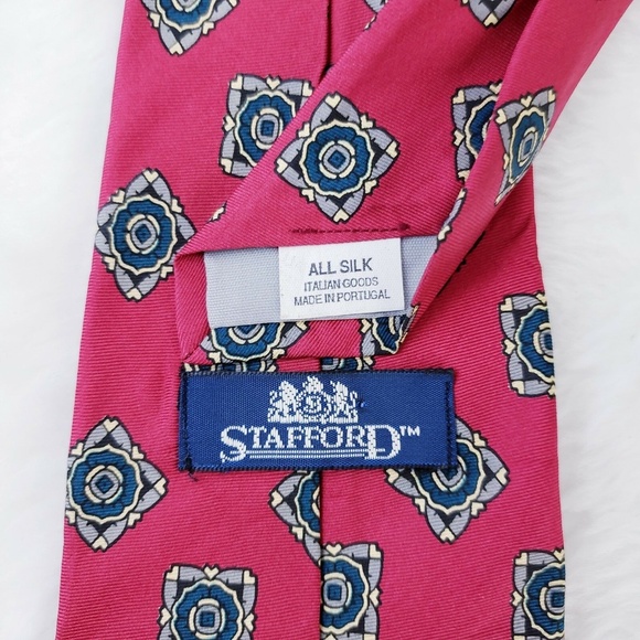 Stafford Red Geometric 100% Silk Men Necktie 57x3.75 - NWOT - Picture 5 of 6